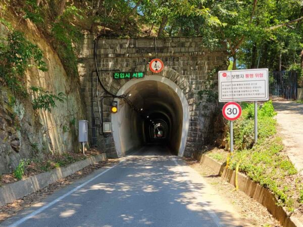 月淵亭近くのヨンピョントンネルは映画「トンケの蒼い空」の撮影地