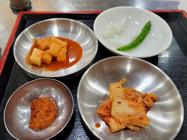 密陽伝統市場内にある「タスンゴクッパ」の料理