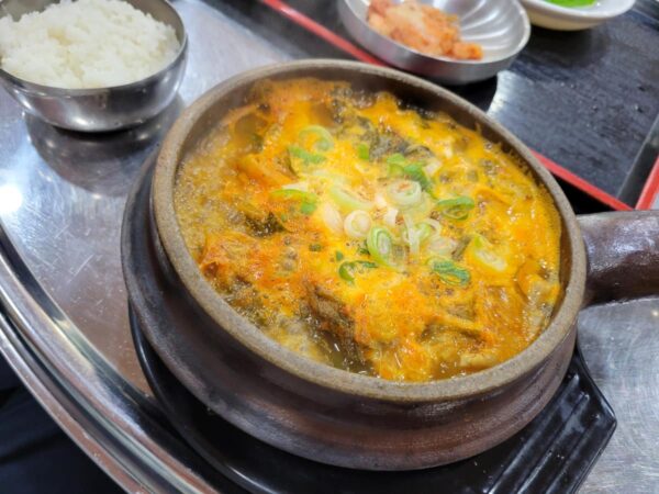 密陽伝統市場内にある「タスンゴクッパ」のヤンコムタン