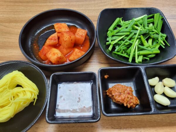 釜山の西面テジクッパ通りにある「ポハンテジクッパ」の料理