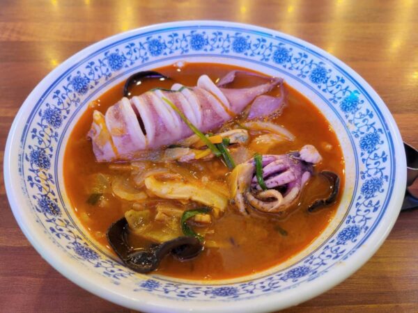 ポぺ飯店のイカ丸ごとチャンポン