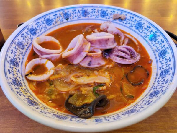 ポぺ飯店のイカ丸ごとチャンポン