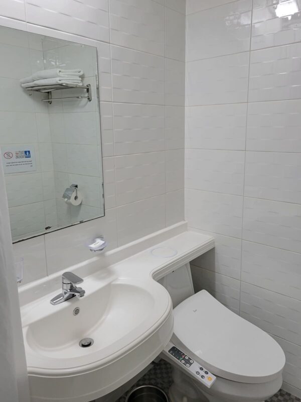 誠信女子大入口にあるDHネサンスホテルのトイレと洗面台