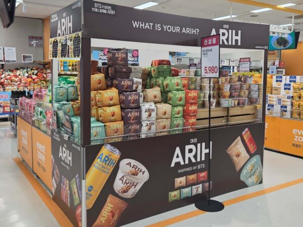 eマート龍山店のARIHラーメンの特設コーナー