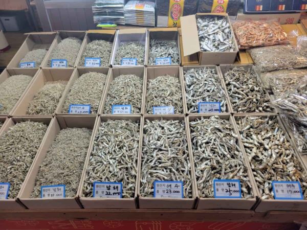 ソウルの中部市場にある乾物屋さん「チュンブサンフェ」の煮干し