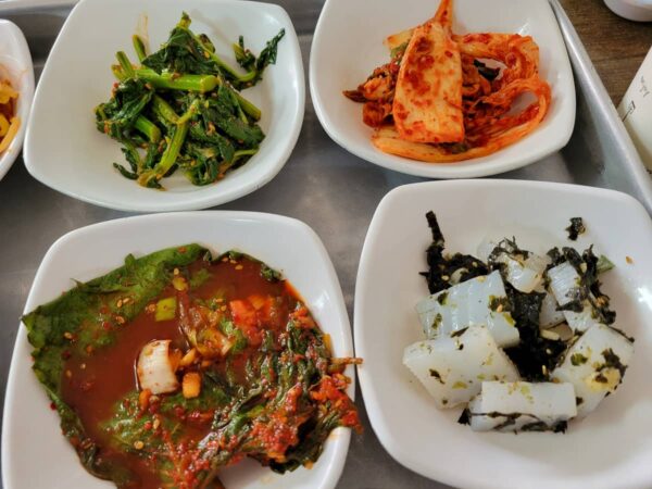 東大門の近くにある「ヤンジ食堂」の定食
