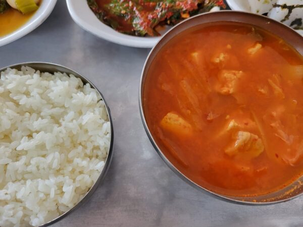 東大門の近くにある「ヤンジ食堂」の定食