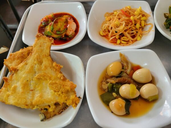 東大門の近くにある「ヤンジ食堂」の定食