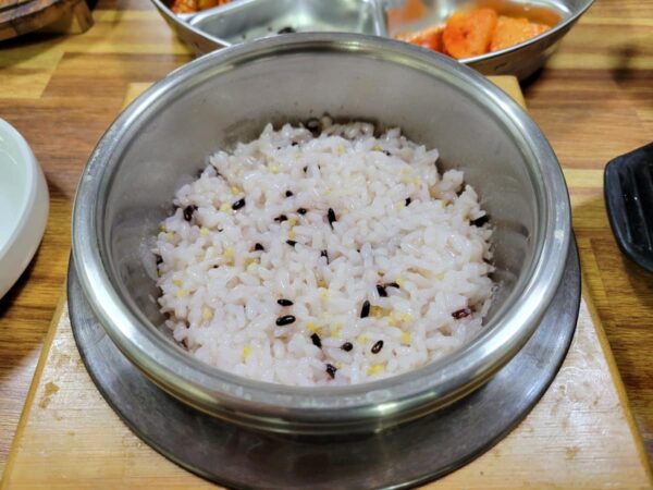 誠信女大入口にある「パクソンチュン南原チュオタン」の黒米入りお釜ご飯