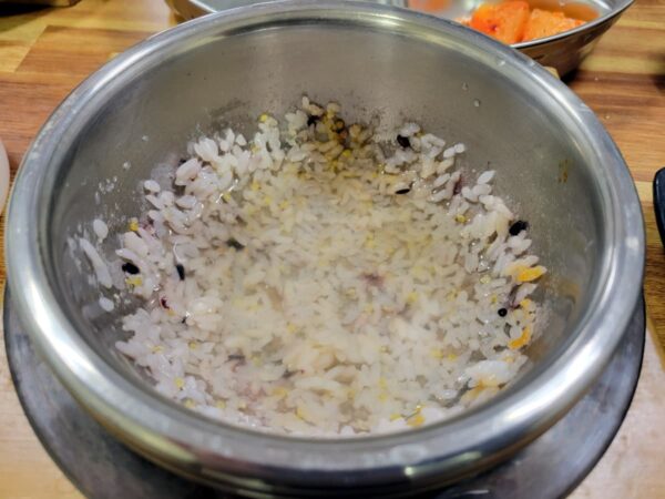 誠信女大入口にある「パクソンチュン南原チュオタン」の黒米入りお釜ご飯で作ったヌルンジ