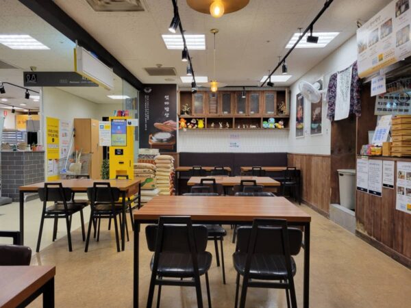 eマート弥阿店1Fにある「イーティン オンマパッサン」の店内
