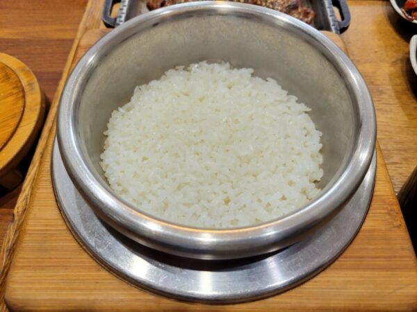 eマート弥阿店1Fにある「イーティン オンマパッサン」のお釜ご飯