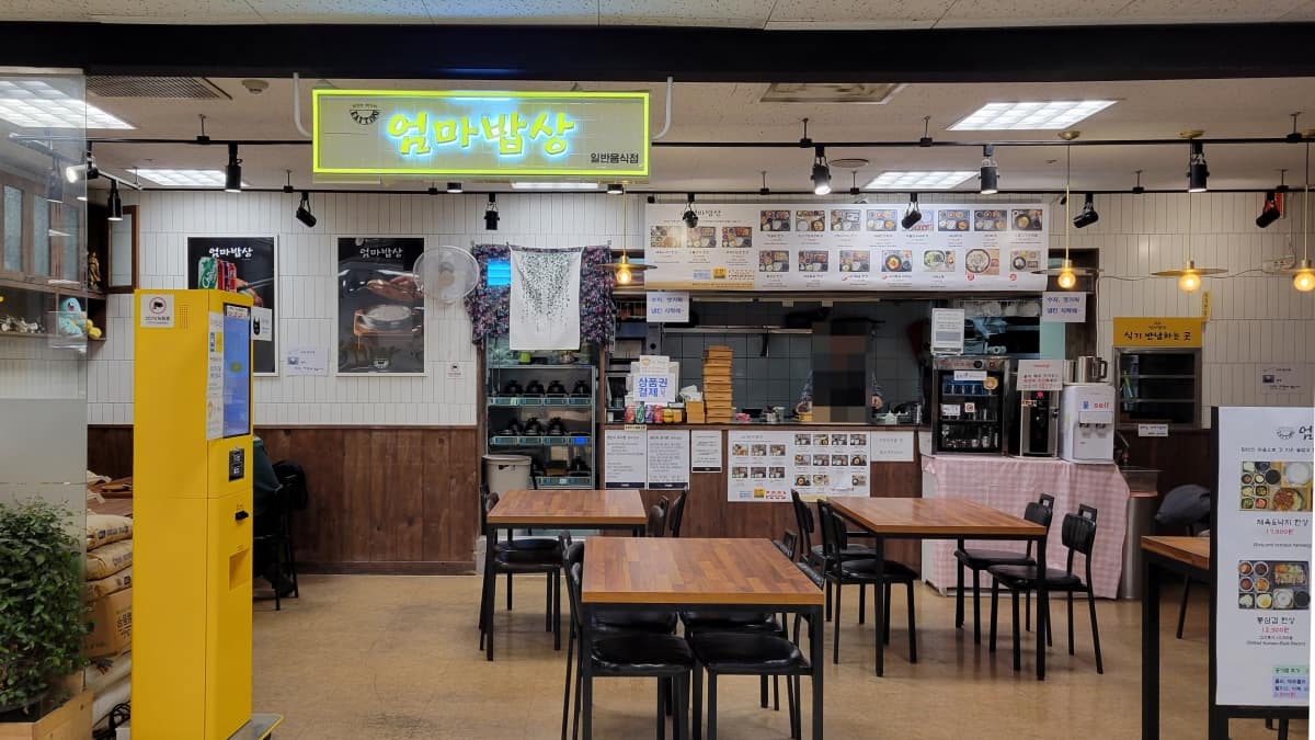 eマート弥阿店1Fにある「イーティン オンマパッサン」の入口