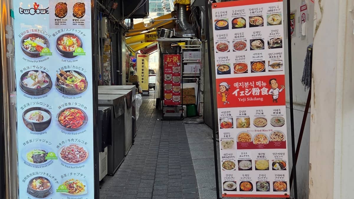 明洞にある「イェジ粉食」の入口につながる通路