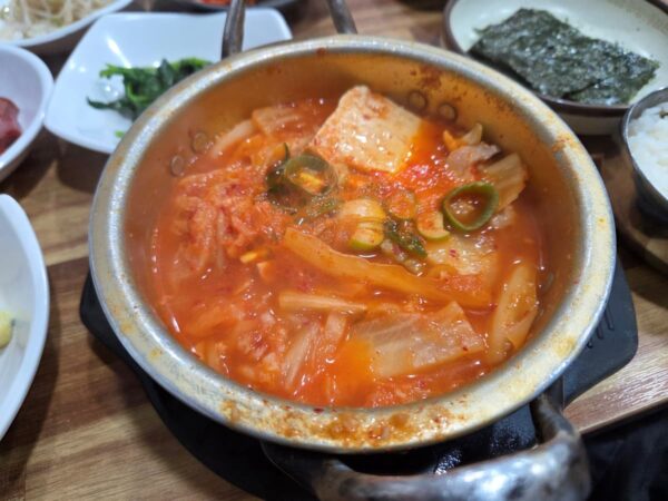 明洞にある「イェジ粉食」のキムチチゲ