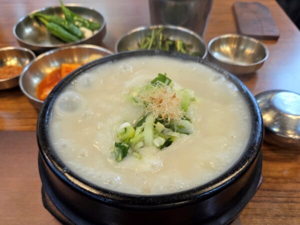 教大にある「3代参鶏匠人」の松の実参鶏湯