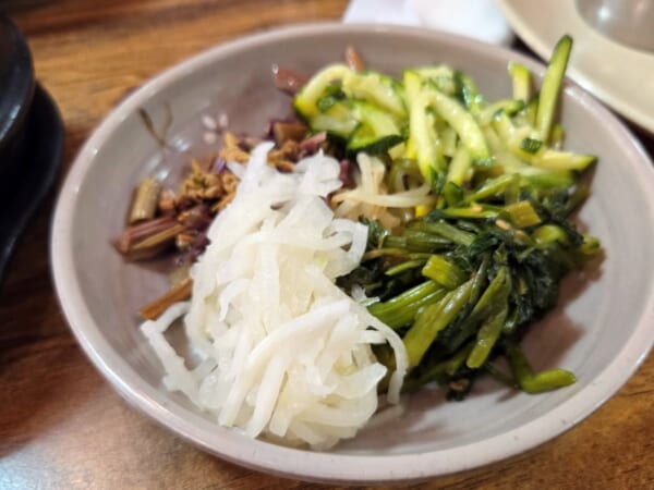 水原の八達門近くにある「ハンボンソクハルモニスンドゥブ」の料理