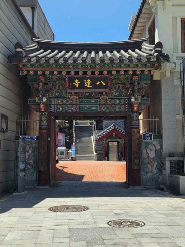水原の八達寺の入口